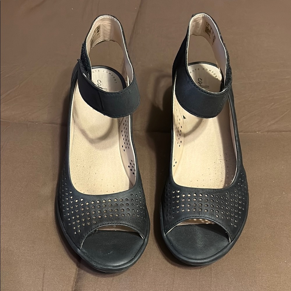 Clarks Black Leather Sandals with Open Toe and Elastic Strap